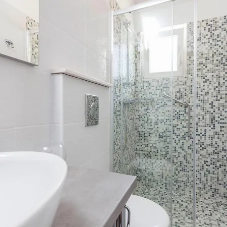 Semesterbostad House Arija