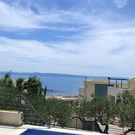 Semesterbostad House Arija